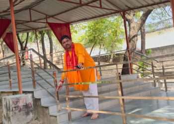भ्रष्टाचार की भेंट चढ़ रहा काली मंदिर सौंदर्यीकरण, घटिया रेलिंग निर्माण। सुनील सिंह।