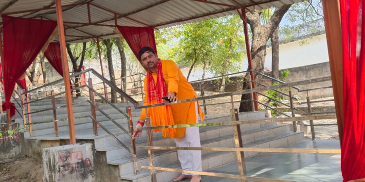 भ्रष्टाचार की भेंट चढ़ रहा काली मंदिर सौंदर्यीकरण, घटिया रेलिंग निर्माण। सुनील सिंह।