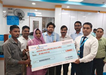 प्रधानमंत्री जीवन ज्योति बीमा के तहत मृतक आश्रित को मिला 2 लाख का चेक।