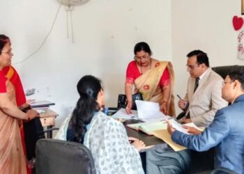 जजों ने की बाल गृह बालिका सोनभद्र का दौरा *-आवासित 43 बालिका में सोनभद्र की 19, मीरजापुर की 20, शाहजहांपुर की 01, भदोही की 03 एवं 01 नवजात शिशु है।
