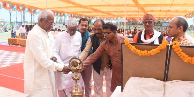 आल्हा सम्राट फौजदार सिंह के गायन से मंत्रमुग्ध हुए श्रोता।
