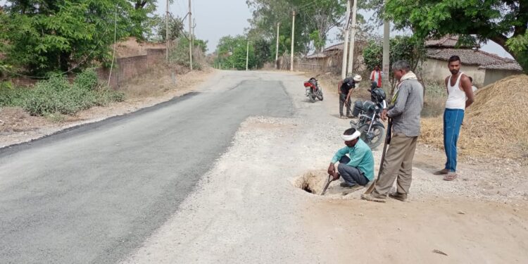 बीजपुर-बकरिहवा मार्ग पर धंसी पुलिया दे रही बड़े हादसे को दावत प्रशासन मौन।