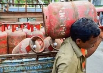 गैस सिलेंडर गोदाम के बाहर होम डिलवरी चार्ज के साथ वितरण कर रहे संचालक।