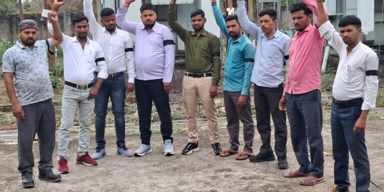 काली पट्टी बांध सड़कों पर उतरे बिजलीकर्मी, 12 सूत्रीय मांगों को लेकर उग्र आंदोलन का ऐलान ।।