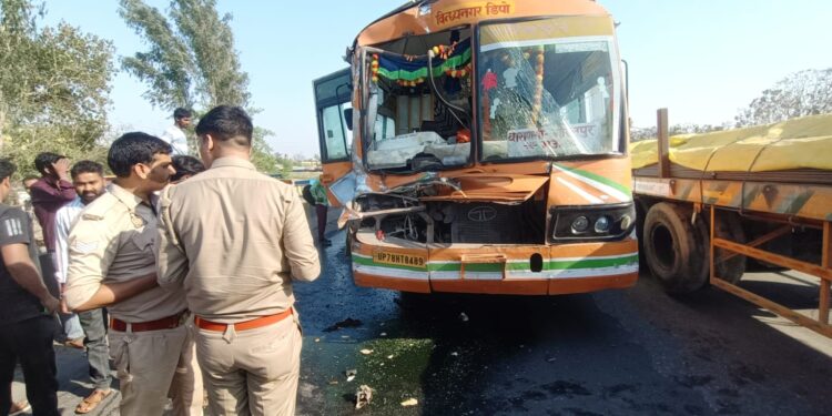 सोनभद्र के मधुपुर में रोडवेज बस और ट्रक के टक्कर में दर्जनों घायल।
