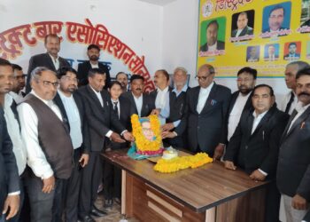 मिर्जापुर में अधिवक्ता साथी की गोली मारकर की गई हत्या पर वकील बिफरे।