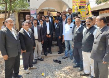 अधिवक्ताओं ने जयंती के पूर्व संध्या पर डॉक्टर भीमराव अंबेडकर को किया याद।