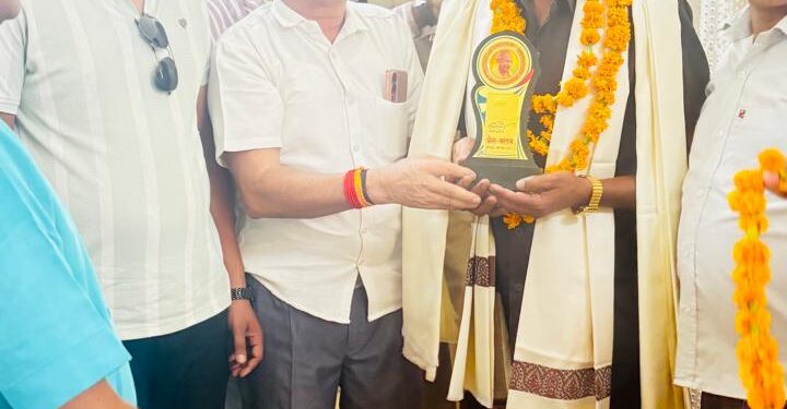 प्रेस क्लब बीजपुर द्वारा हँसमुख व कर्मठ उपनिरीक्षक श्रवण यादव को दी गई भावभीनी विदाई ।।