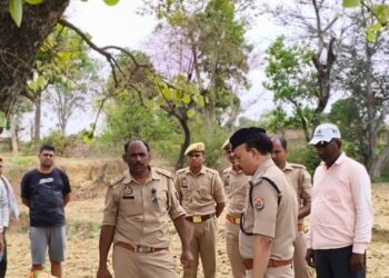 अर्द्धनग्न अवस्था में परास के पेड़ से लटकता मिला महिला का शव।