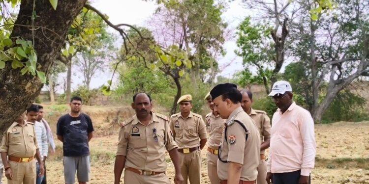 अर्द्धनग्न अवस्था में परास के पेड़ से लटकता मिला महिला का शव।