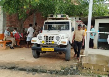 घर के बड़ेर में फांसी लगाकर अपनी जीवनलीला की समाप्त, बच्चे हुए अनाथ।