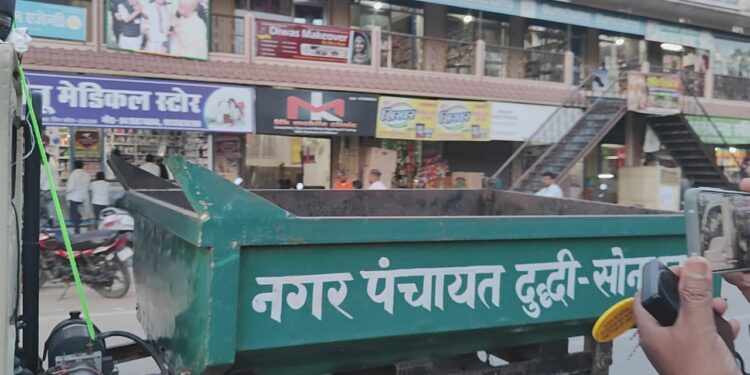 नगर पंचायत दुद्धी की सख्त चेतावनी स्वेच्छा से हटाएं अतिक्रमण, वरना होगी कानूनी कार्रवाई।
