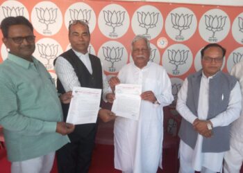 दुद्धी बार एसोसिएशन ने ट्रेनों की ठहराव की मांग।