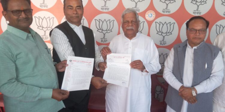 दुद्धी बार एसोसिएशन ने ट्रेनों की ठहराव की मांग।