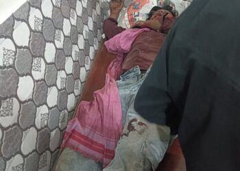 खड़ी ट्रक में बाइक ने मारी टक्कर , बाइक सवार घायल।