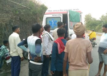 ट्रैक्टर के धक्के से बाइक सवार घायल।