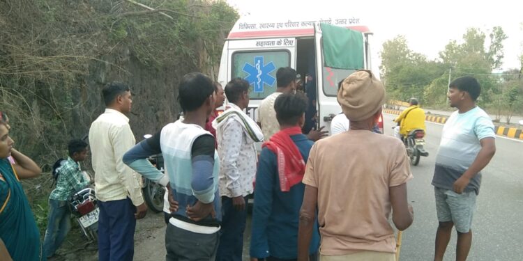 ट्रैक्टर के धक्के से बाइक सवार घायल।