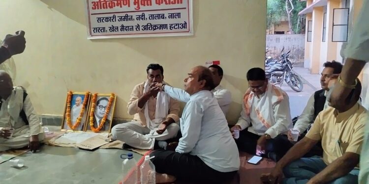 सरकारी खेल मैदान की जमीन पर अवैध अतिक्रमण के विरोध में धरने पर बैठे प्रधान व पूर्व प्रधान, फुलवार गांव में तनाव का मौहोल।