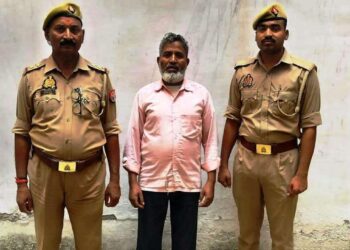दुद्धी पुलिस ने वांछित अभियुक्त को झारखंड बॉर्डर से दबोचा।