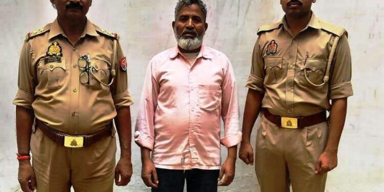 दुद्धी पुलिस ने वांछित अभियुक्त को झारखंड बॉर्डर से दबोचा।