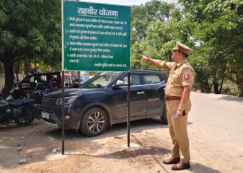 बीजपुर पुलिस की सराहनीय पहल राहवीर और कैशलेस योजना के प्रति ग्रामीणों को किया जागरूक।