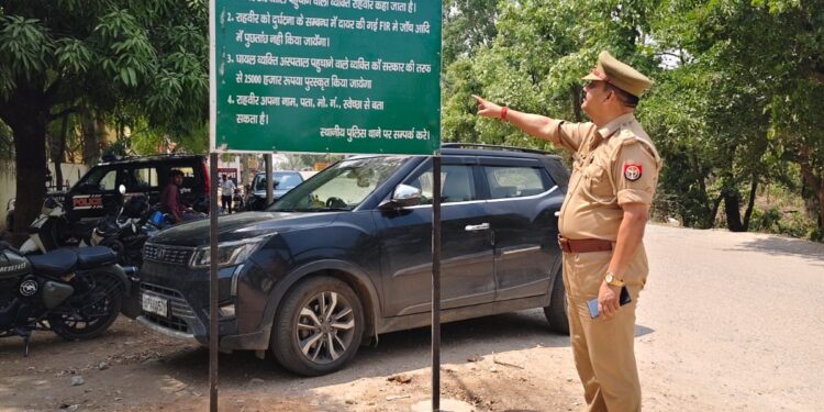 बीजपुर पुलिस की सराहनीय पहल राहवीर और कैशलेस योजना के प्रति ग्रामीणों को किया जागरूक।