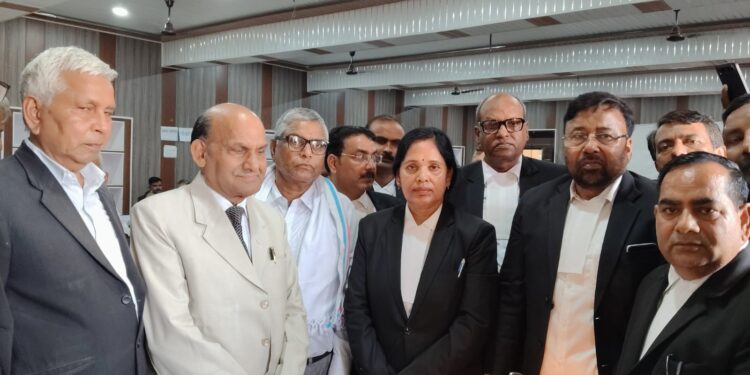 न्याय के मंदिर में नई ऊर्जा का संचार : बार एसोसिएशन सोनभद्र की नई टीम ने ली शपथ।
