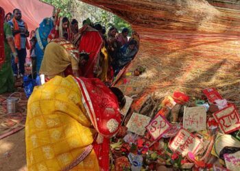 दुद्धी में वट सावित्री व्रत कर सुहागिनों ने पति की दीर्घायु व परिवार की समृद्धि की मन्नतें माँगी।
