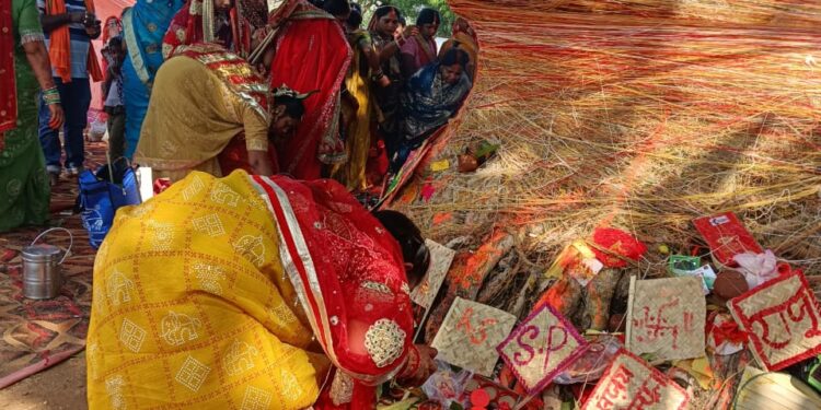 दुद्धी में वट सावित्री व्रत कर सुहागिनों ने पति की दीर्घायु व परिवार की समृद्धि की मन्नतें माँगी।