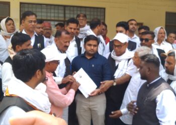 लखनऊ में अधिवक्ताओं पर हुए लाठीचार्ज के विरुद्ध दुद्धी बार एसोसिएशन एवं सिविल बार एसोसिएशन के अधिवक्ताओं में भारी आक्रोश दिया ज्ञापन।