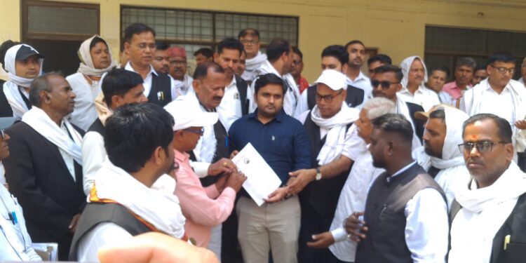 लखनऊ में अधिवक्ताओं पर हुए लाठीचार्ज के विरुद्ध दुद्धी बार एसोसिएशन एवं सिविल बार एसोसिएशन के अधिवक्ताओं में भारी आक्रोश दिया ज्ञापन।