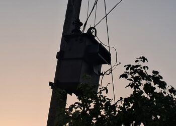 5 दिनों से ट्रांसफार्मर ख़राब,भीषण गर्मी से बेहाल ग्रामीण. शिकायत के बाद भी समाधान नहीं.।