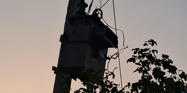 5 दिनों से ट्रांसफार्मर ख़राब,भीषण गर्मी से बेहाल ग्रामीण. शिकायत के बाद भी समाधान नहीं.।