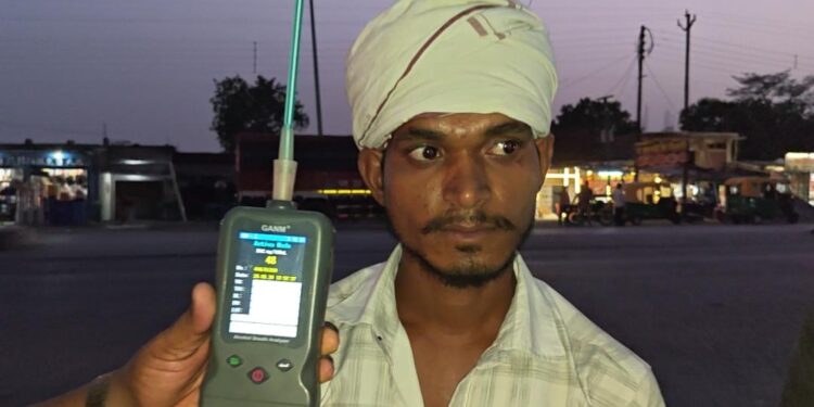 हेलमेट और सीट बेल्ट को लेकर पुलिस सख्त, ड्रिंक एंड ड्राइव में चार वाहन चालकों पर कार्रवाई।
