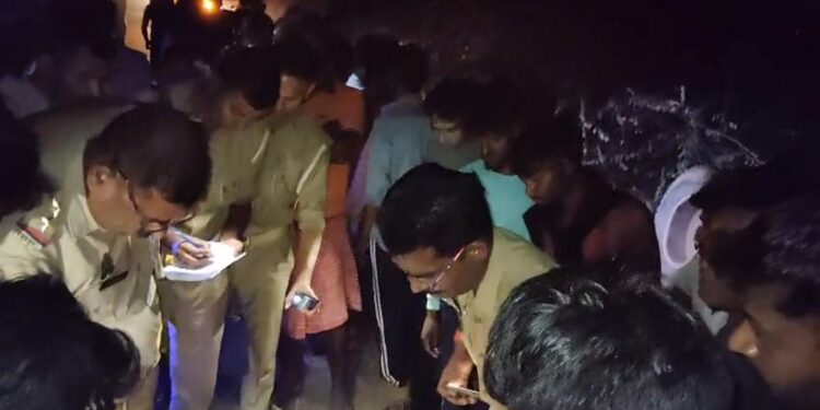 मधुपुर-नौगढ मार्ग पर सड़क हादसे में 2 की मौत, 4 घायल, मौके पर पहुंची पुलिस।