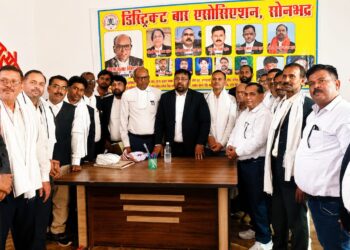 भीषण गर्मी को देखते हुए 15 वरिष्ठ अधिवक्ताओं को किया गया गमछा वितरण।
