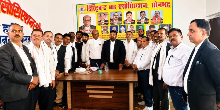 भीषण गर्मी को देखते हुए 15 वरिष्ठ अधिवक्ताओं को किया गया गमछा वितरण।