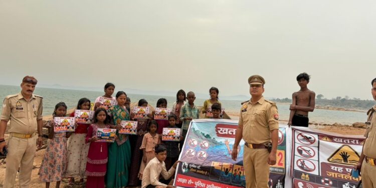 पानी में डूबने की घटनाओं को रोकने के लिए म्योरपुर पुलिस ने चलाया जागरूकता अभियान