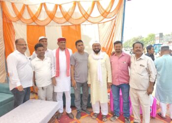ईद-उल-अजहा पर सोनभद्र में गंगा-जमुनी तहजीब की मिसाल, नमाज के बाद सौहार्द कार्यक्रम में जुटे गणमान्य।