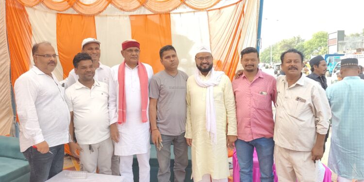 ईद-उल-अजहा पर सोनभद्र में गंगा-जमुनी तहजीब की मिसाल, नमाज के बाद सौहार्द कार्यक्रम में जुटे गणमान्य।