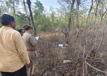 कटौंधी के जंगल में अधेड़ की हत्या, बाइक से कुछ दूर मिला शव।