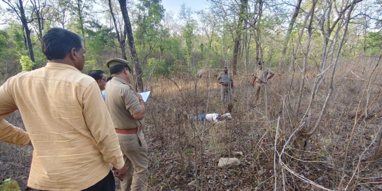 कटौंधी के जंगल में अधेड़ की हत्या, बाइक से कुछ दूर मिला शव।