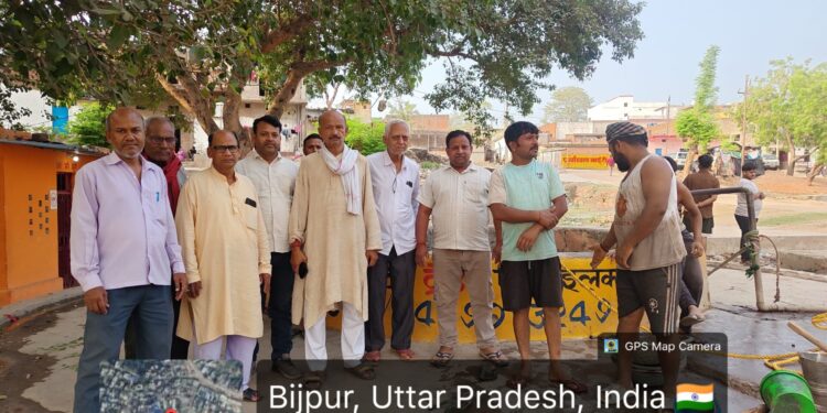 कुँए के साफ सफाई का वीणा खुद ब्यवसाइयो ने उठा कर प्रस्तुत की मिसाल।