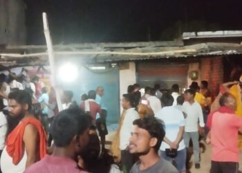 महुली में मौत का तांडव: बेकाबू कार दुकान में घुसी, कार के नीचे दबा किशोर।