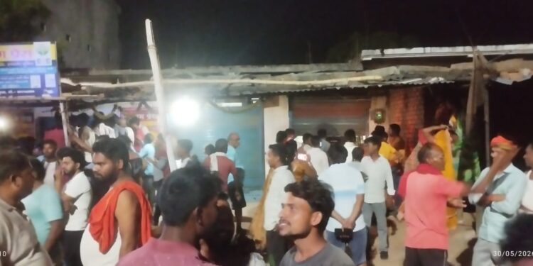 महुली में मौत का तांडव: बेकाबू कार दुकान में घुसी, कार के नीचे दबा किशोर।