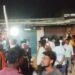 महुली में मौत का तांडव: बेकाबू कार दुकान में घुसी, कार के नीचे दबा किशोर।