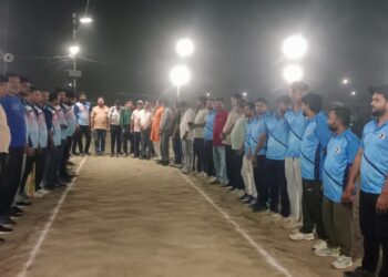 नगर पंचायत चोपन ने उद्योग व्यापार मंडल को 6 विकेट से हराया।