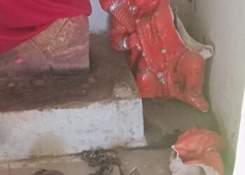 मंदिर में तोड़फोड़ से तनाव, हनुमानजी की मूर्ति क्षतिग्रस्त कर नाली में फेंके जाने का आरोप।