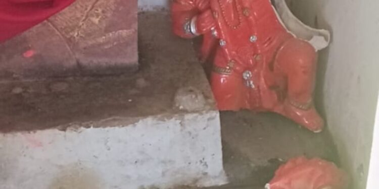मंदिर में तोड़फोड़ से तनाव, हनुमानजी की मूर्ति क्षतिग्रस्त कर नाली में फेंके जाने का आरोप।