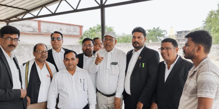 फर्जी अधिवक्ताओं एवं मुंशियों के विरुद्ध सोनभद्र बार एसोसिएशन एवं डिस्ट्रिक्ट बार एसोसिएशन का संयुक्त सघन जांच अभियान।